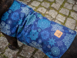 Kurtka przeciwdeszczowa dla psa marki Frenczi. Zdjęcie ubranka dla psa na miarę. Wzór Snowflakes