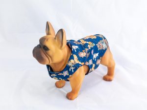 marki Frenczi. Zdjęcie ubranka dla psa na miarę. Wzór Leśni przyjaciele