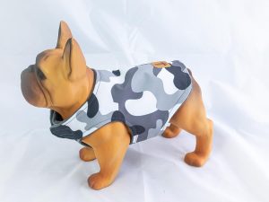 Kurtka przeciwdeszczowa dla psa marki Frenczi. Zdjęcie ubranka dla psa na miarę. Wzór Szare moro