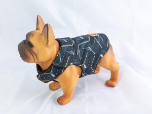 Kurtka przeciwdeszczowa dla psa marki Frenczi. Zdjęcie ubranka dla psa na miarę. Wzór Black marble