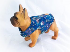 Kurtka przeciwdeszczowa dla psa marki Frenczi. Zdjęcie ubranka dla psa na miarę. Wzór Podwodny świat