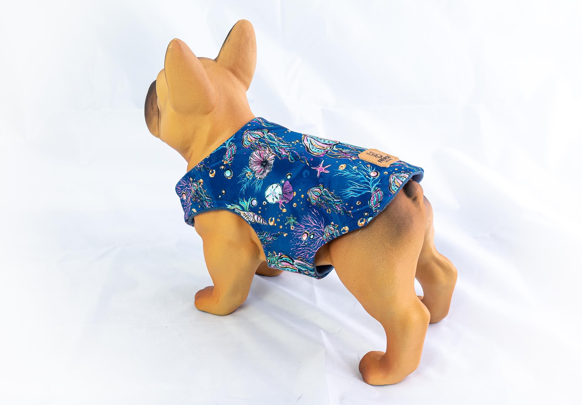 Kurtka przeciwdeszczowa dla psa marki Frenczi. Zdjęcie ubranka dla psa na miarę. Wzór Podwodny świat