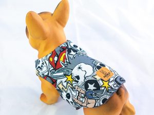 Kurtka przeciwdeszczowa dla psa marki Frenczi. Zdjęcie ubranka dla psa na miarę. Wzór Rock