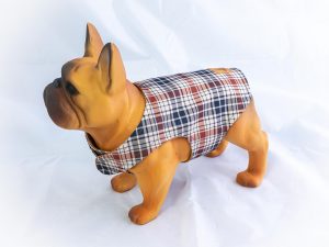 Kurtka przeciwdeszczowa dla psa marki Frenczi. Zdjęcie ubranka dla psa na miarę. Wzór Brązowa krata