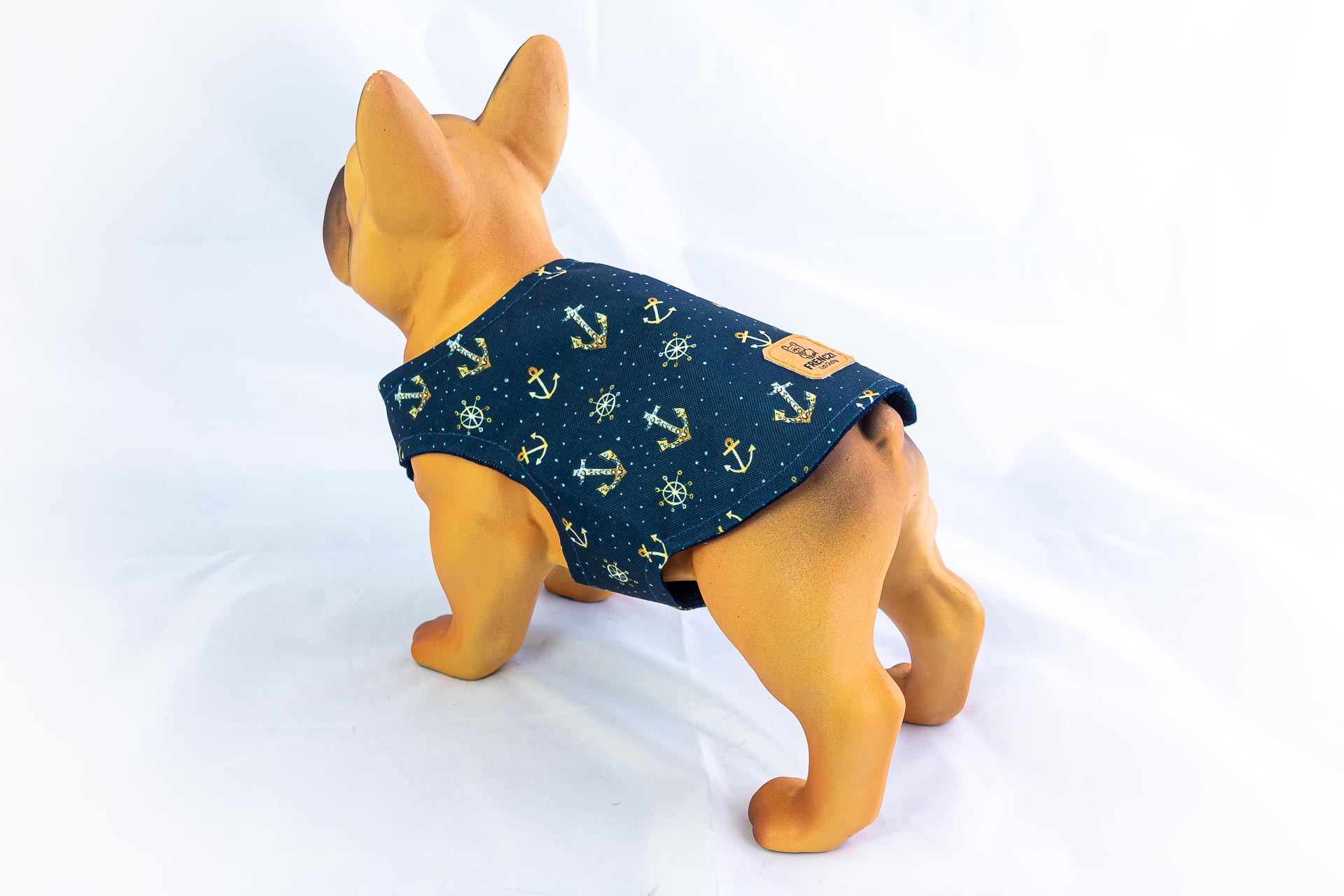 Kurtka przeciwdeszczowa dla psa marki Frenczi. Zdjęcie ubranka dla psa na miarę. Wzór Marine