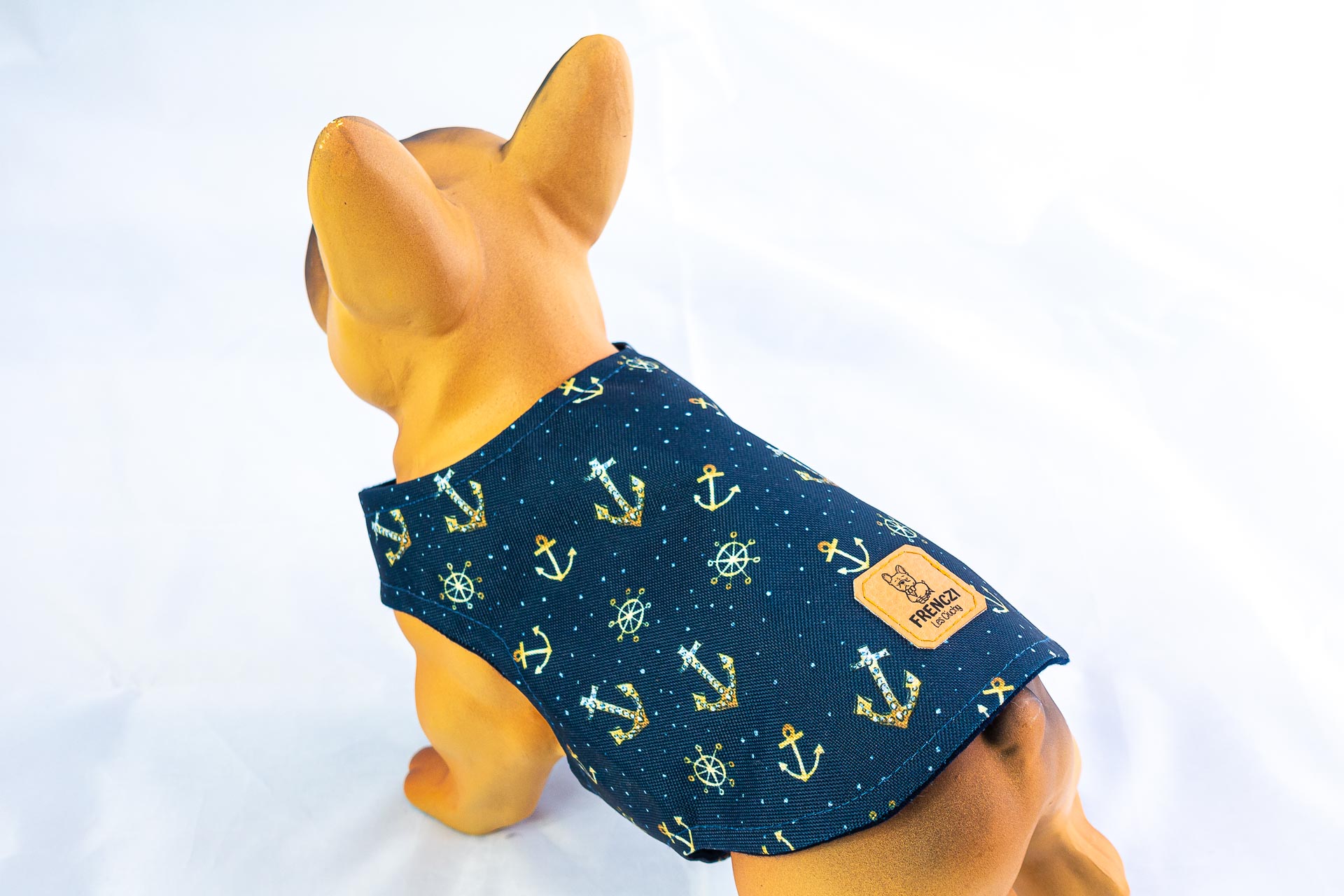 Kurtka przeciwdeszczowa dla psa marki Frenczi. Zdjęcie ubranka dla psa na miarę. Wzór Marine